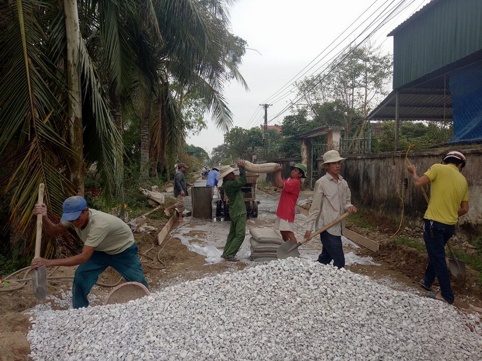 Nhân dân Khu phố Thống Nhất 1, phường Quảng Vinh tự nguyện